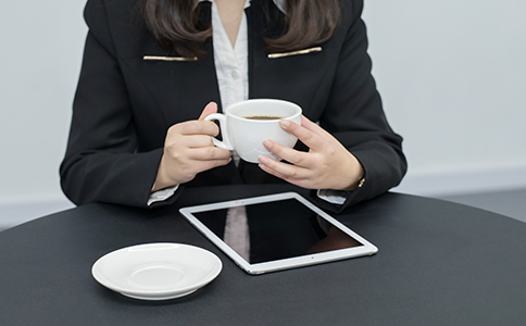 領(lǐng)取營(yíng)業(yè)執(zhí)照后，需帶上營(yíng)業(yè)執(zhí)照原件和法人代表身份證原件到特定單位印刻辦理備案。